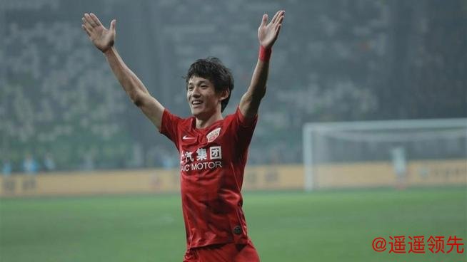 36 岁 “老黄忠” 王燊超再战一年，“带刀侍卫”靠啥关键时刻总能进球？