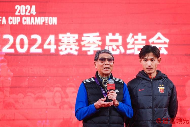 36 岁 “老黄忠” 王燊超再战一年，“带刀侍卫”靠啥关键时刻总能进球？