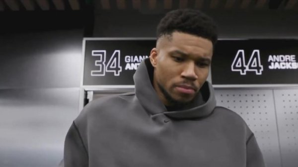 华体会体育 字母哥赛后怒批队友：直言有人打球太自我，完全不顾团队配合