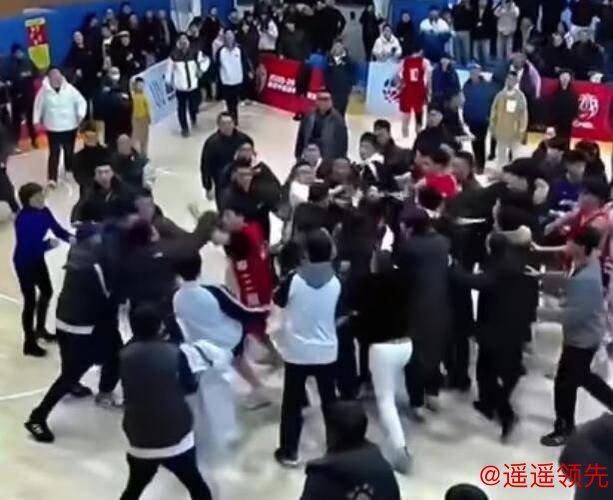 耐高山东赛区决赛发生百人大冲突：家长冲入球场内与球员互殴